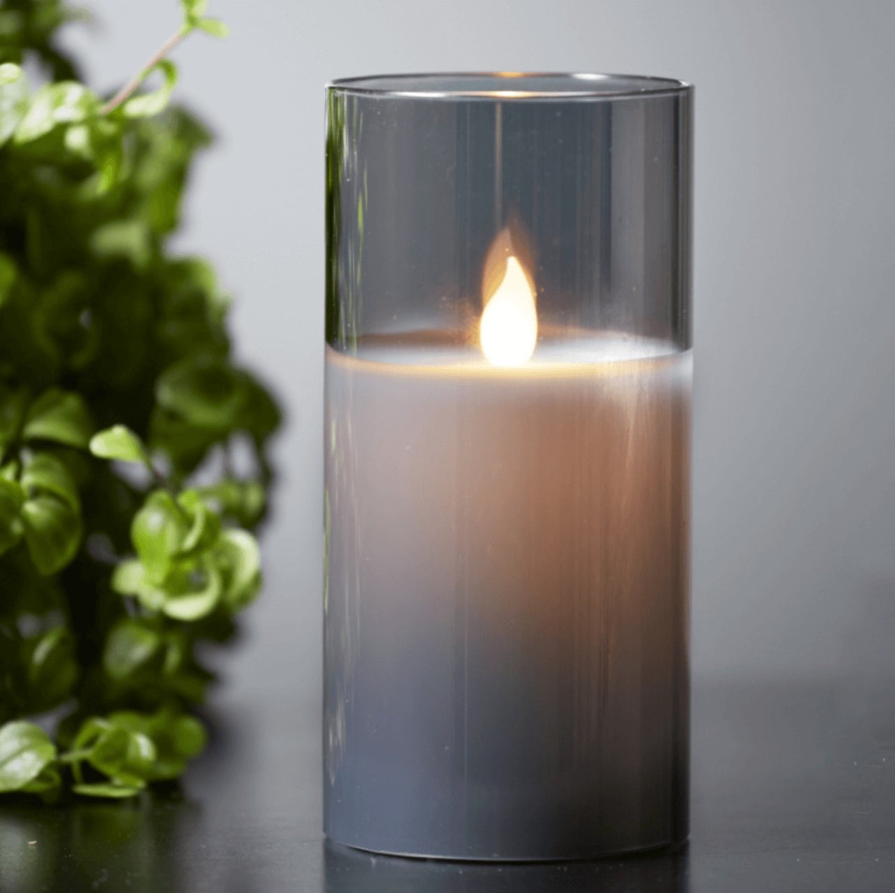 Lumanare LED 7.5x10cm SMOKY alimentata cu baterie, intrerupator pornit/oprit, timer FLAMME