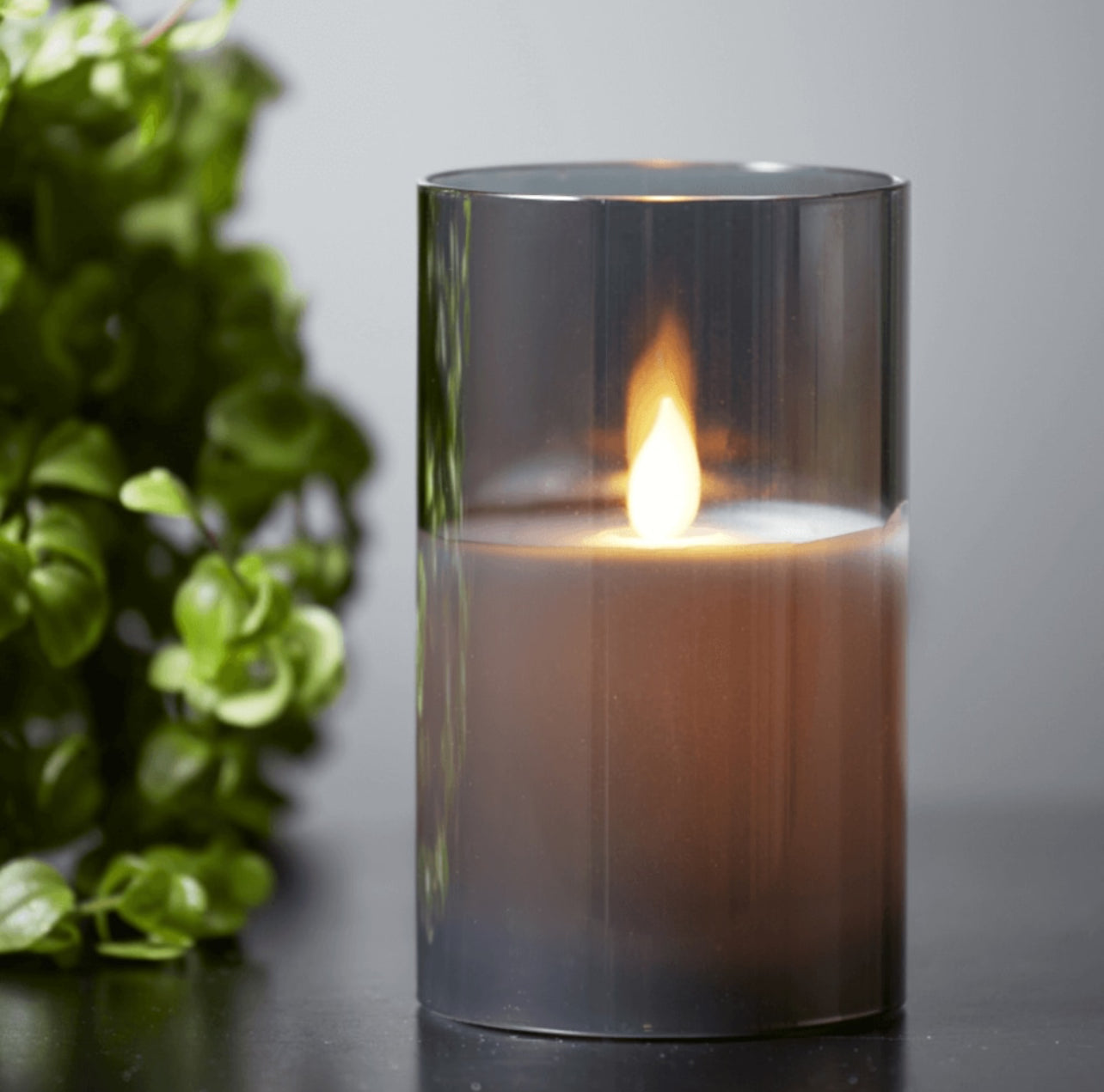 Lumanare LED 7.5x10cm SMOKY alimentata cu baterie, intrerupator pornit/oprit, timer FLAMME