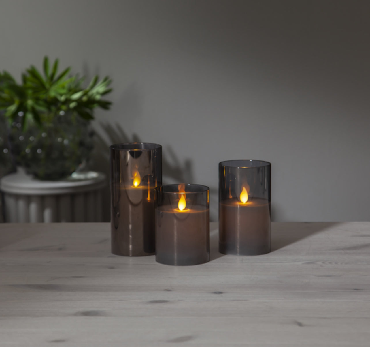 Lumanare LED 7.5x10cm SMOKY alimentata cu baterie, intrerupator pornit/oprit, timer FLAMME